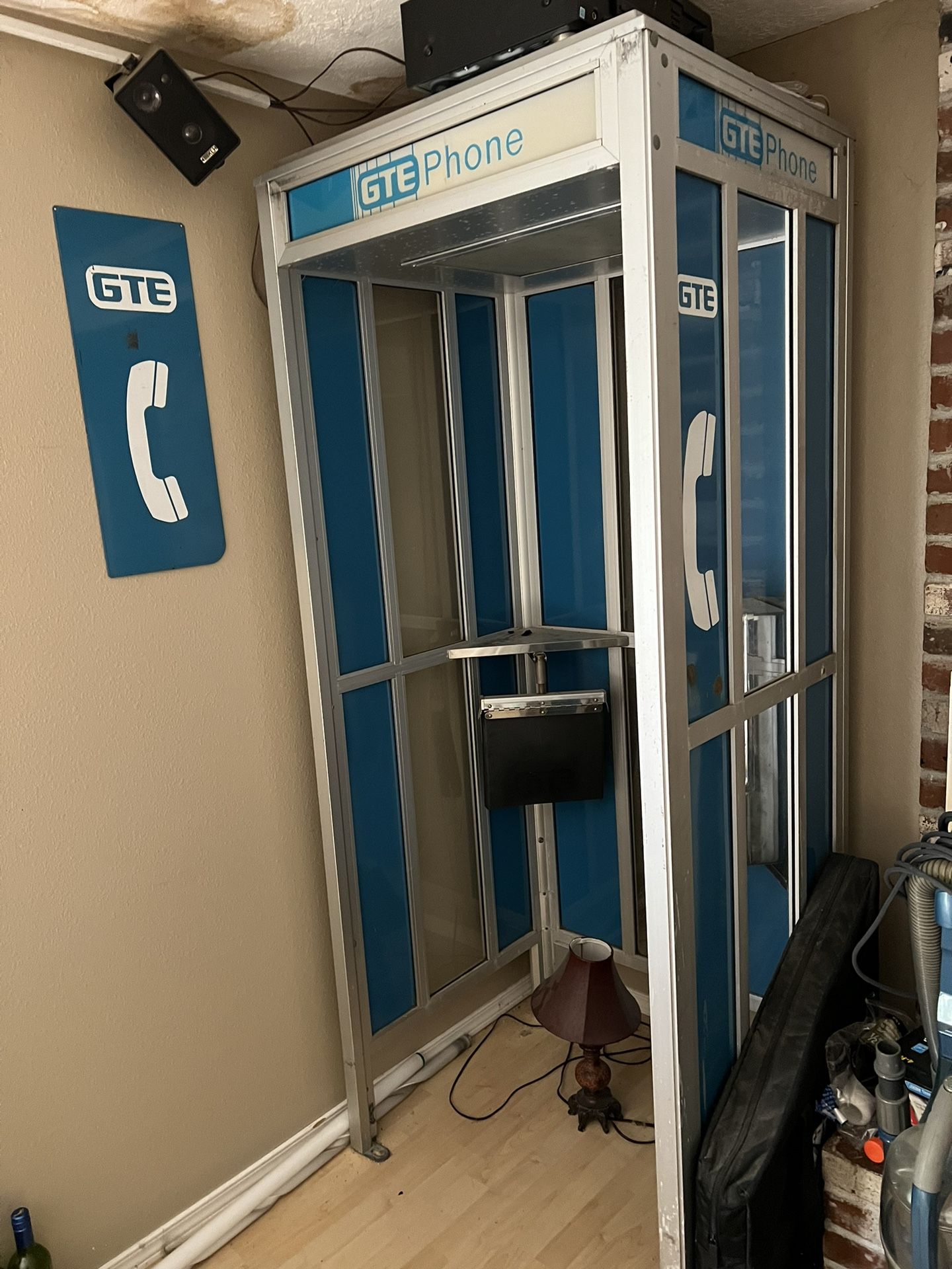GTE Vintage Phone Booth