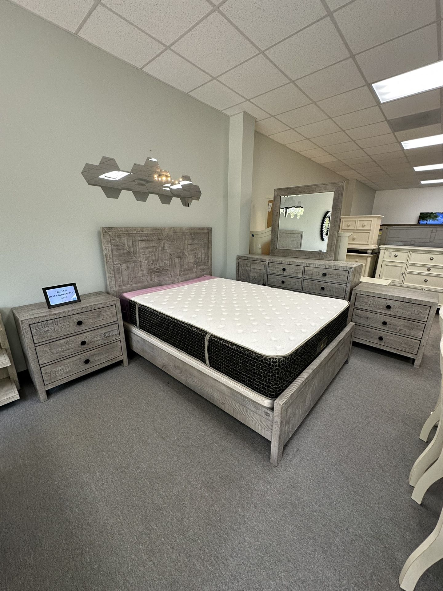 Queen bedroom set (FREE 24H DELIVERY AND SETUP)
