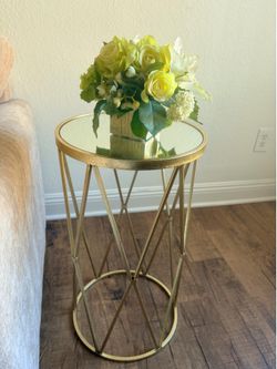 ✨Gold side table. Pls. Read description