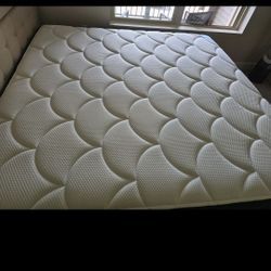 DreamCloud Premier Memory Foam Mattress, King, Like New, Perfect Condition