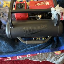 Milwaukee  Cordless Fule Compressor 