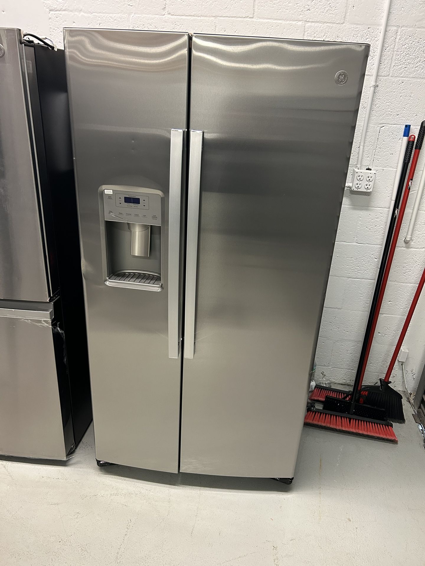 Ge Profile Side-By-Side Refrigerator With Water And Ice Dispenser, Msrp $1799 On Sale For $699