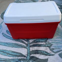 LIKE NEW IGLOO ICE COOLER LARGE MADE IN USA