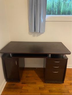 Desk with filling cabinet