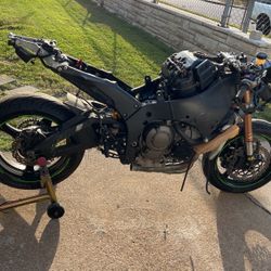 2011-2015 Kawasaki Zx10 Parting Out 