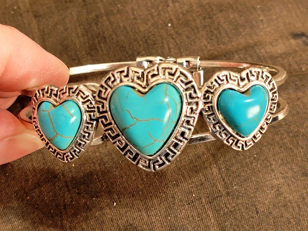 New!! Fashion Jewelry  - Silvertone Bracelet With Turquoise-colored Hearts
