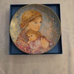 Edna Hibel Mother's Day  Collection 1986