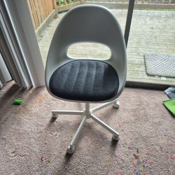 White Swivel Chair With Pad