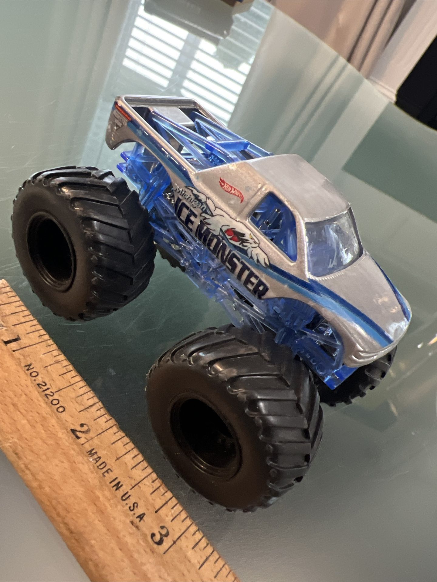 Hot Wheels Monster Jam MICHIGAN ICE MONSTER 1:64 Monster Truck Ege Flow Blue 