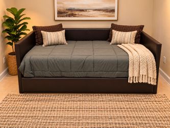 Daybed 
• Pull-out trundle bed
• 2 TWIN 
Mattresses