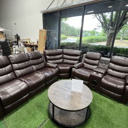 Brown Recliner Sectional with Bluetooth Speaker and Lights / Seccional reclinable marrón con altavoz