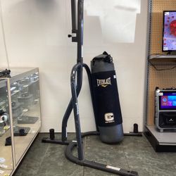 EVERLAST PUNCHING BAG