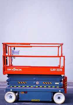  SCISSOR LIFT 