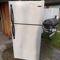  Used Medium Refrigerator 