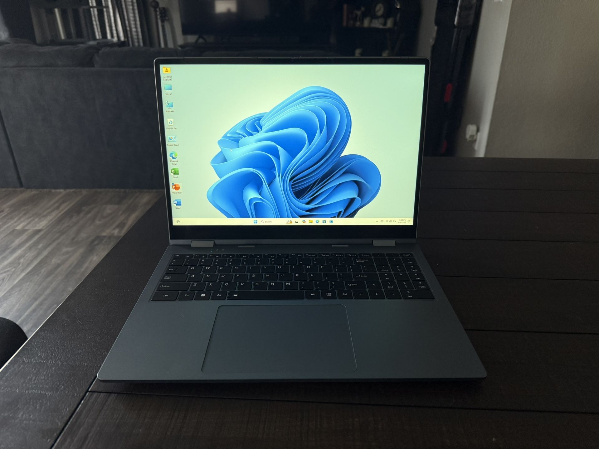 Jumper 2 In 1 Laptop Brand new