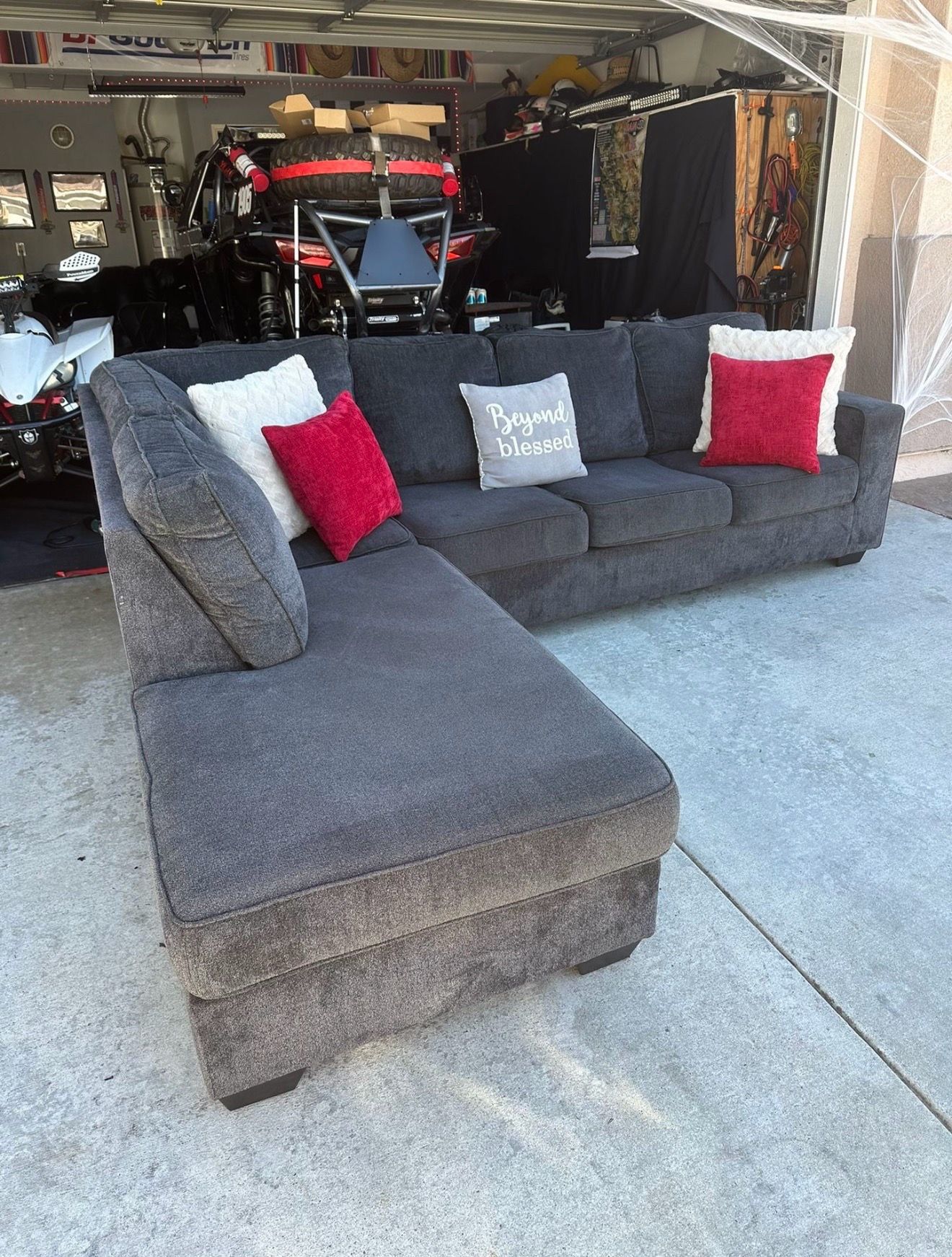 Perfect condition Ashley’s sectional couch !!