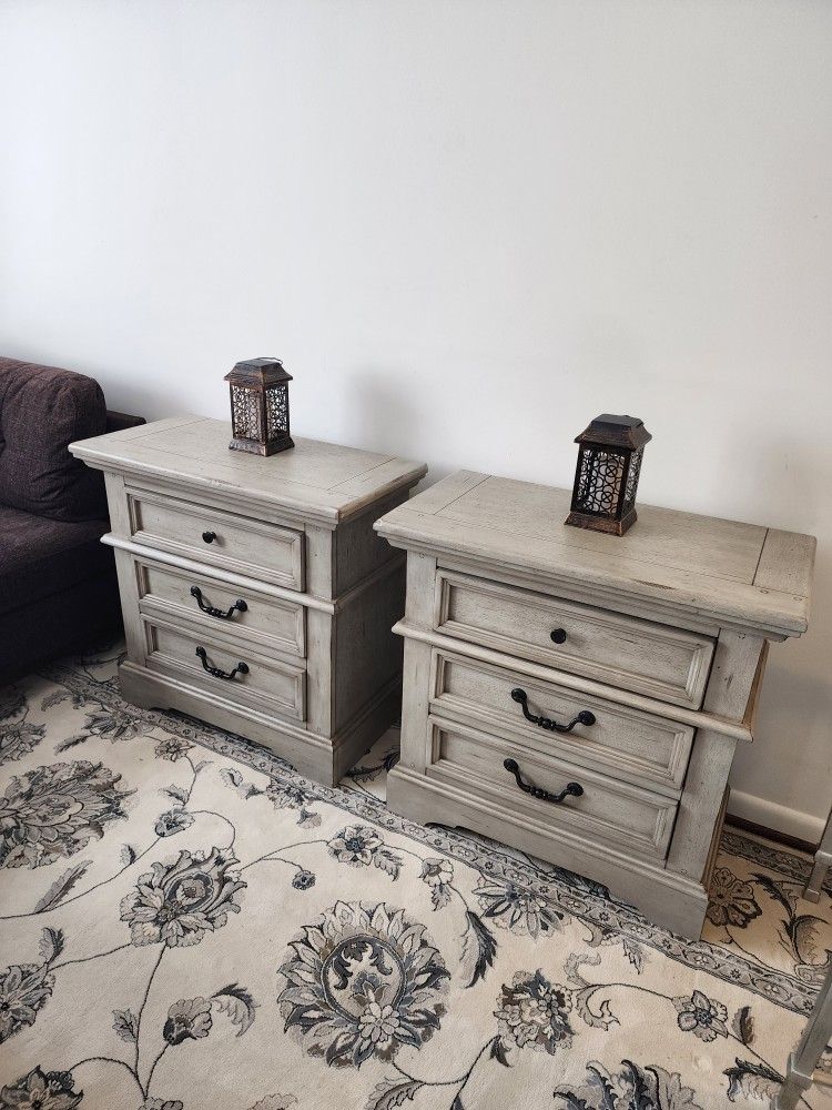Brand New Matching Pair Of Light Grey Solid Wood Nightstands 
