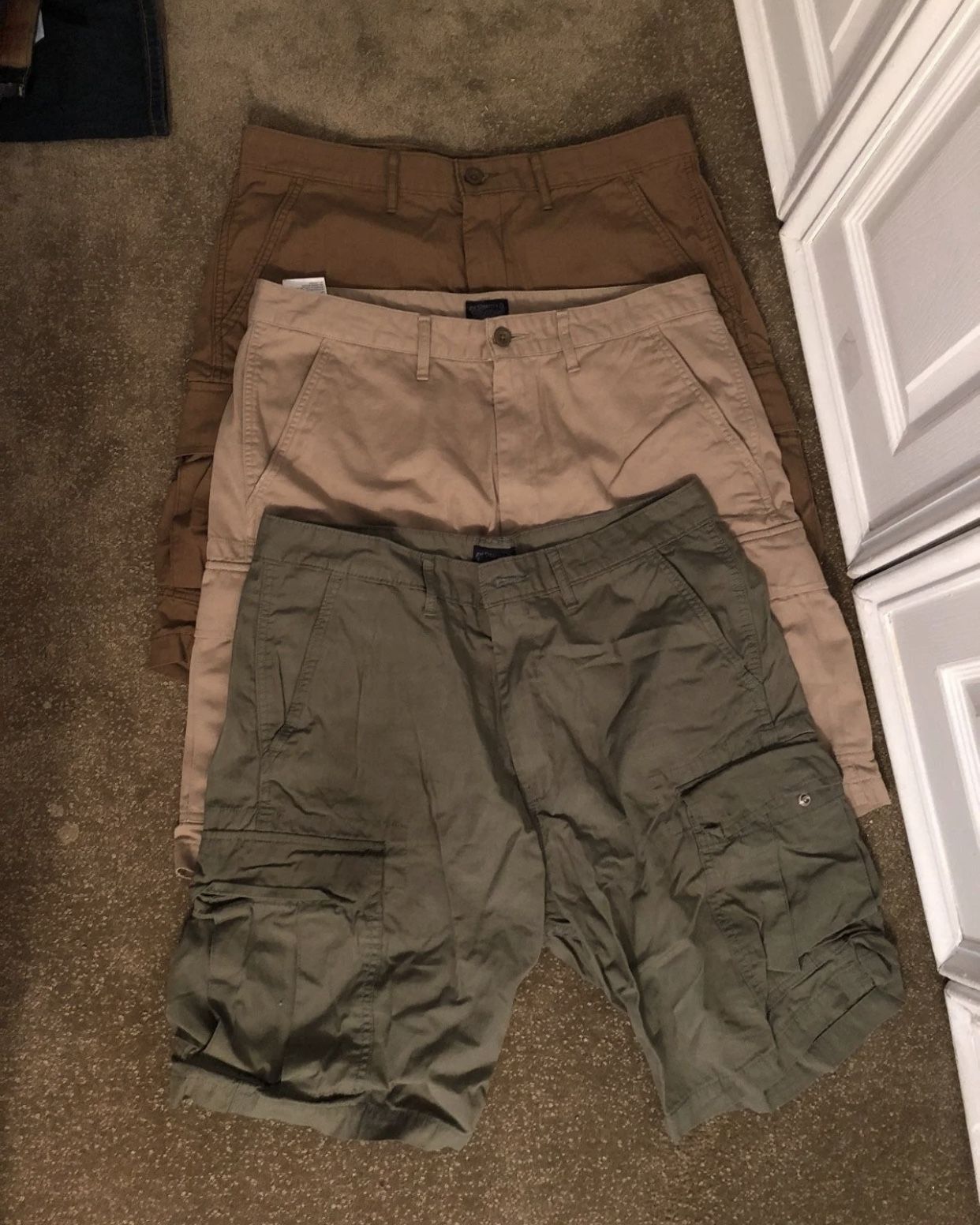 LEVI’S cargo shorts 33