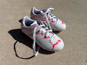 Almost new kids Puma Attacanto soccer cleats in White/Red. US Youth size 11