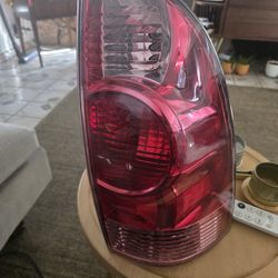 Luz trasera  lado derecho  toyota tacoma 2007