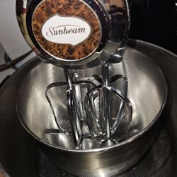 Sunbeam Stand Mixer w/2 mixer Bowls