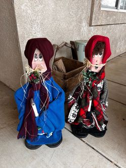 2 Christmas 🎄 Carolers Approx 3 Ft tall