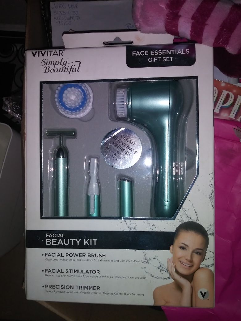 Beauty kit w new makeup brushes