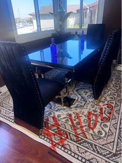 Precioso comedor usado en muy buenas condiciones con 4 sillas y una banquita