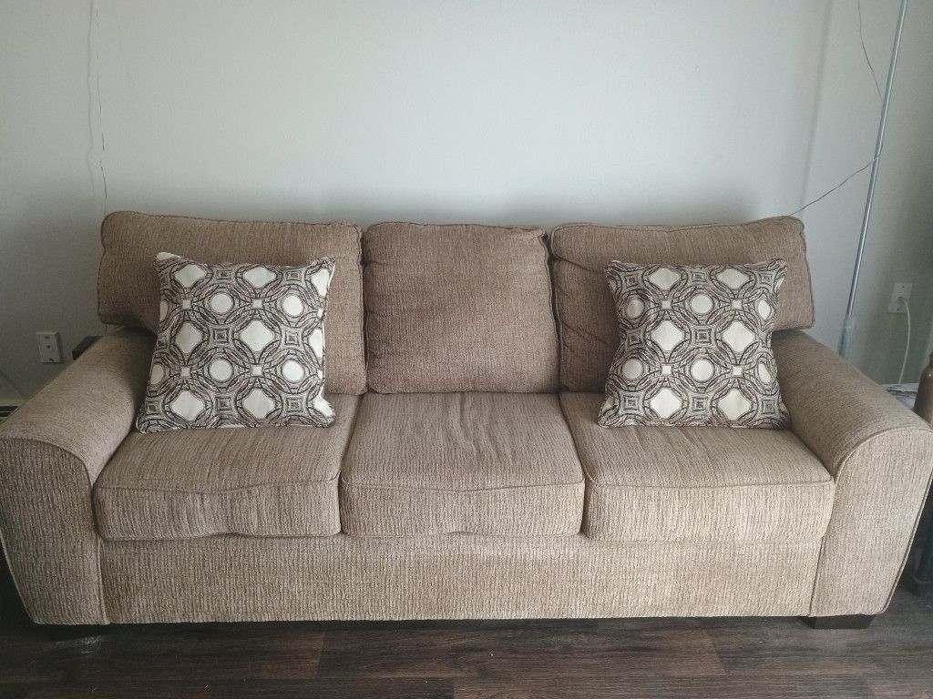 3 Seater Couch With 2 Side Pillows.