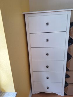 White 6-Drawer Tall Dresser. Cómoda Alta Blanca de 6 Gavetas.