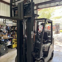 Forklift 