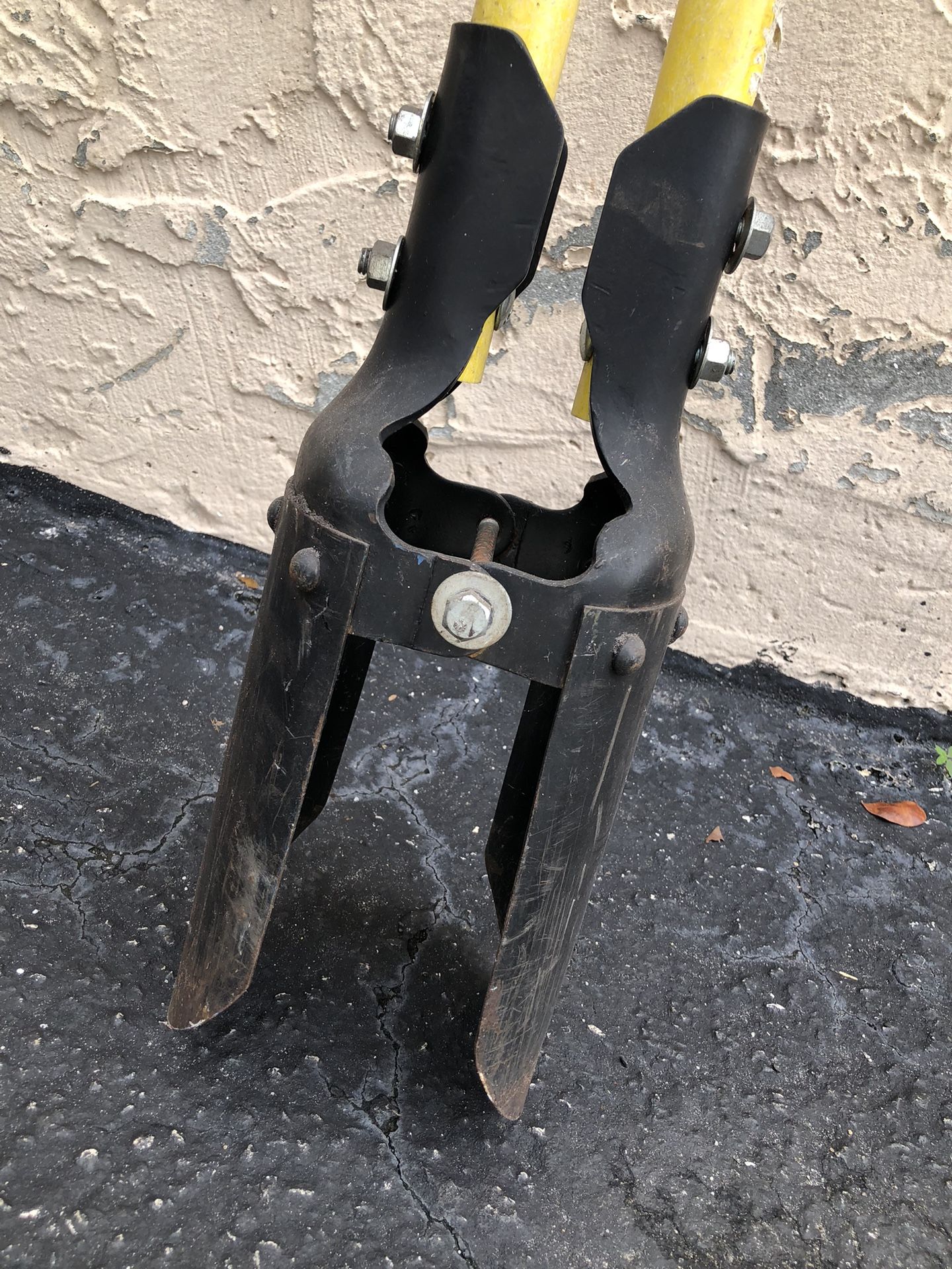 Post Hole Digger Tool, Heavy Duty Post Hole Digger with Fiberglass Handle, 58 Inches