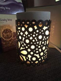 SCENTSY FULL SIZE WARMER ORIGINAL GLOWING CORE WITH LILI WRAP