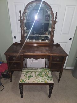 Makeup vanity