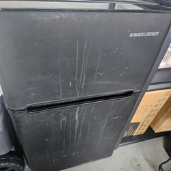 BLACK AND DECKER MINI FRIDGE
