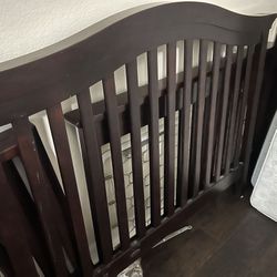 Crib With 2 Mattresses 
