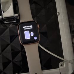 Apple Watch SE 40mm - Gold Aluminum Starlight Sport