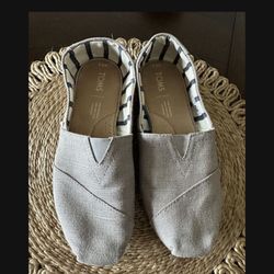 Woman’s Tom’s Slip Ons