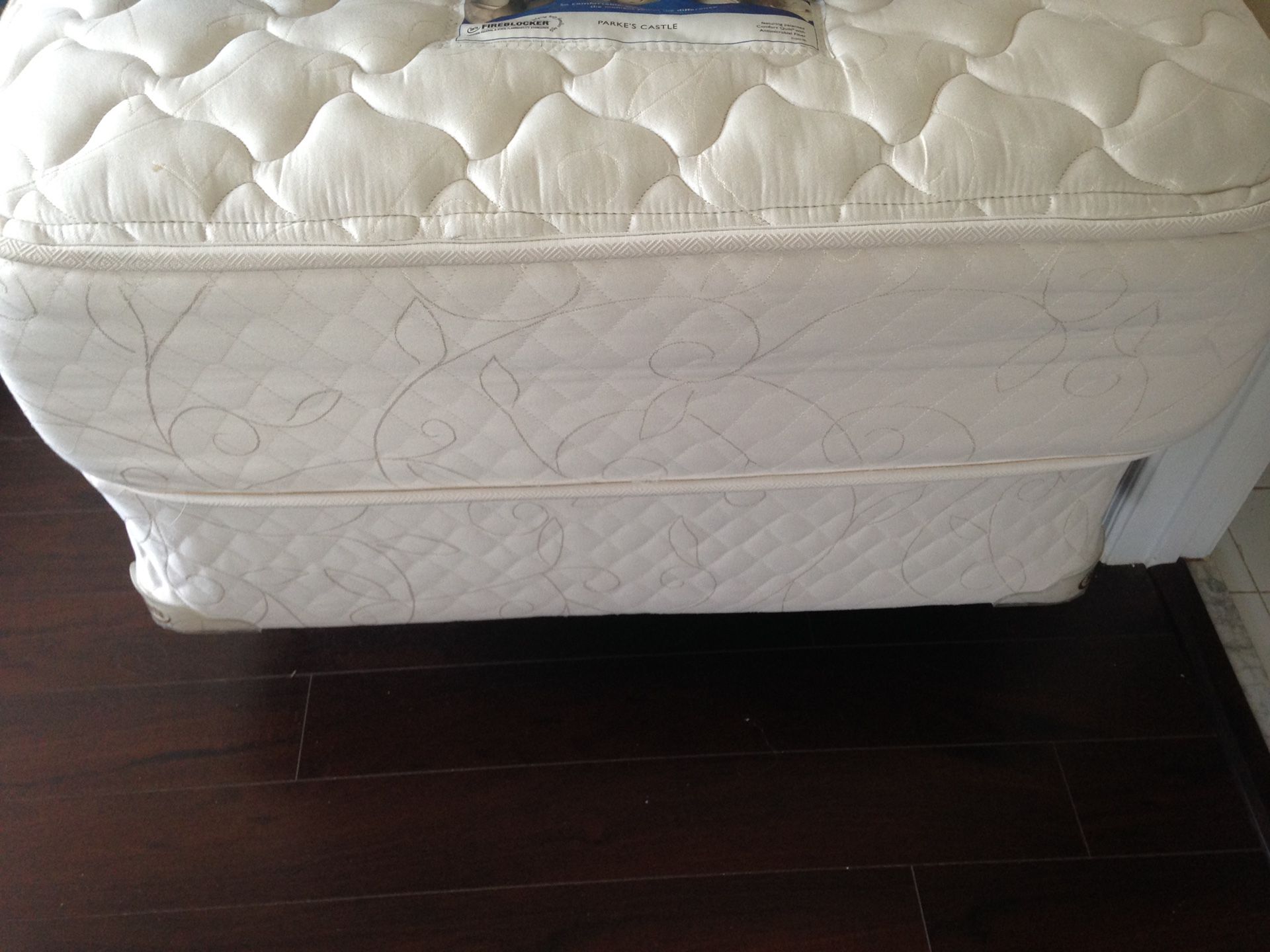 2 Twin beds like new! With mattress box bring and frame!
