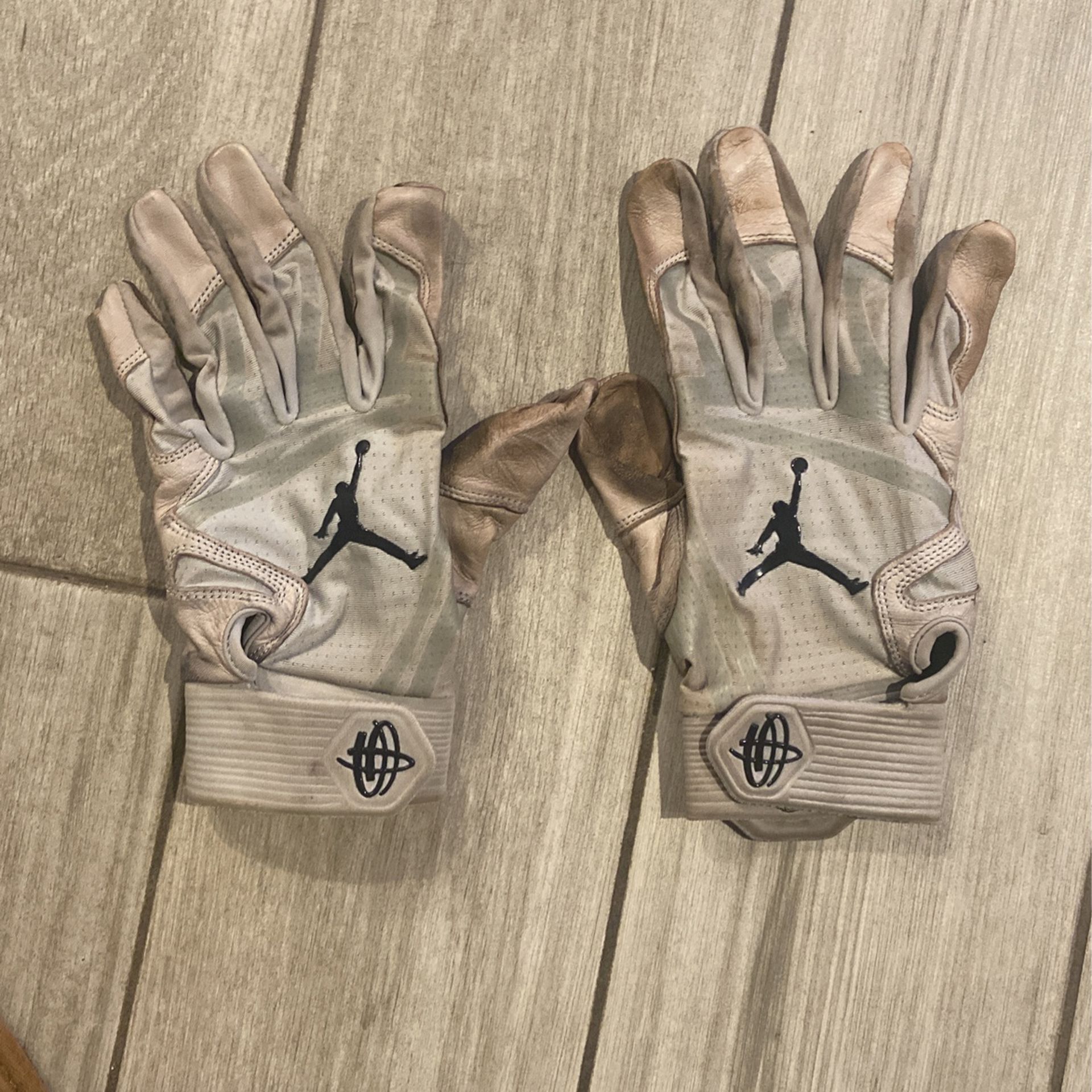 Aaron Hicks P.E Jordan batting Gloves for Sale in Riverside, CA