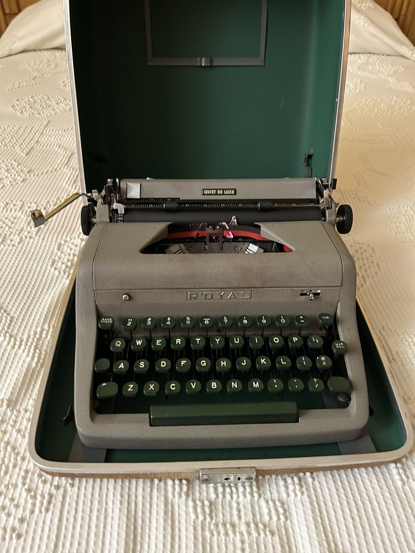 Rare: 1950 Royal Quiet De Luxe Portable Typewriter GREEN KEYS W/Hard Case