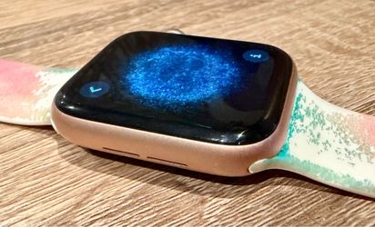 Apple Watch Series 5 GPS with White Sport Bands - 44mm - Gold