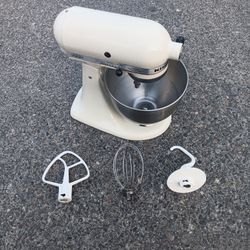 Kitchenaid K45SS 250watts 4.5qt Tilt Stand Mixer. Vgood Condition. For Pick Up Fremont Seattle. No Low Ball Offers Please. No Trades. Yes I Have It
