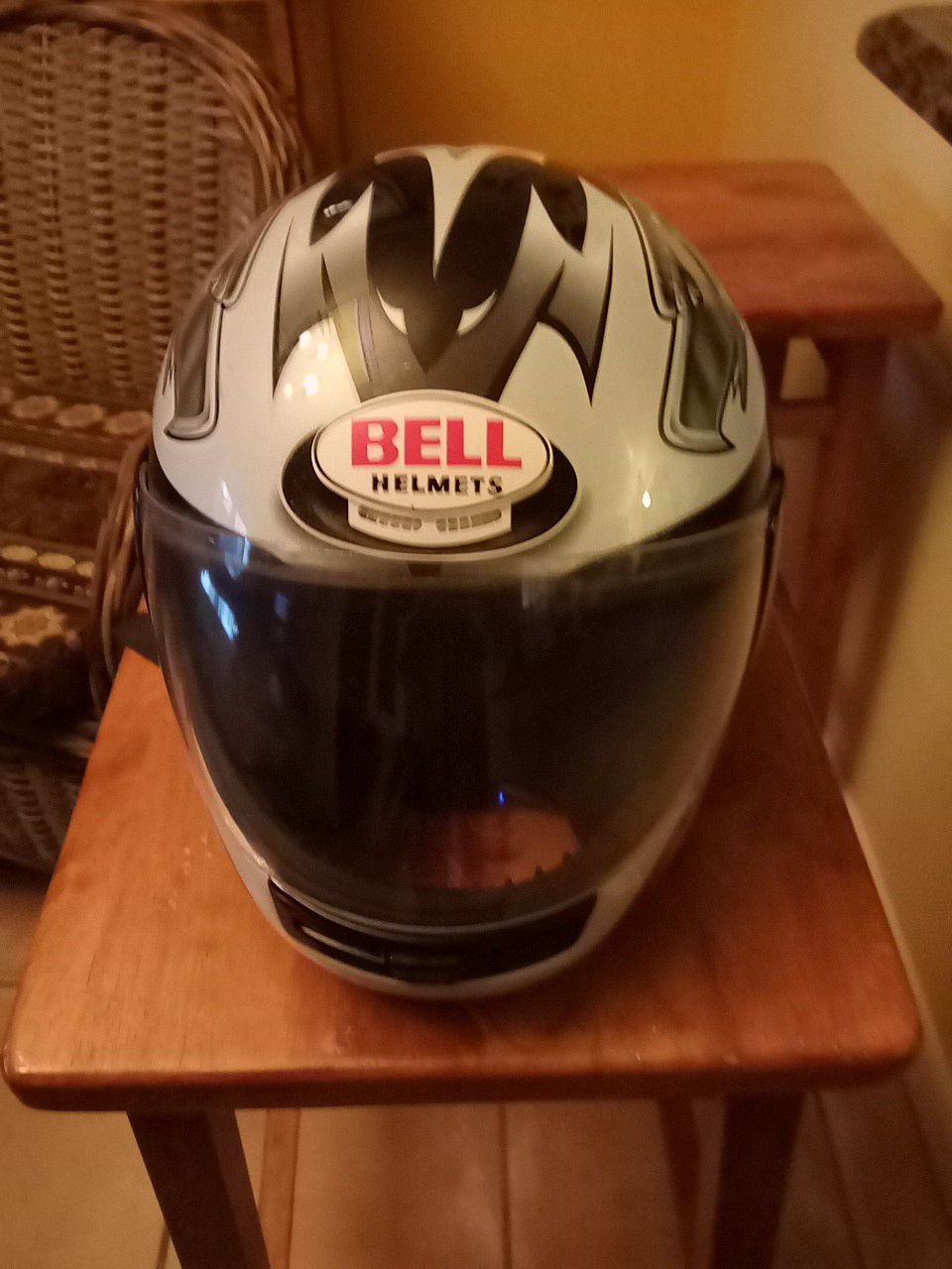 Bell motorcycle helmet med size