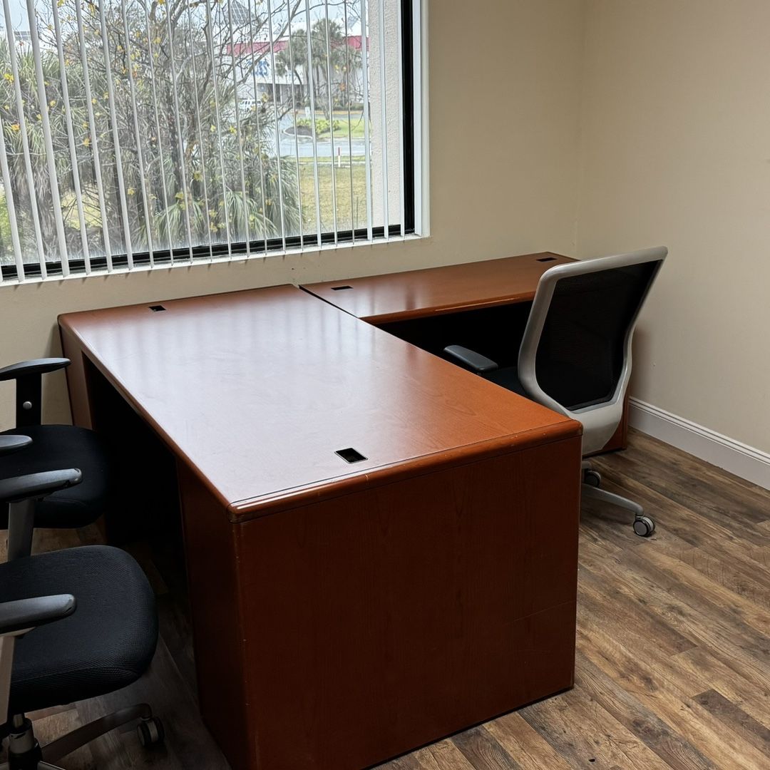 Office Table With 3 Chairs. 