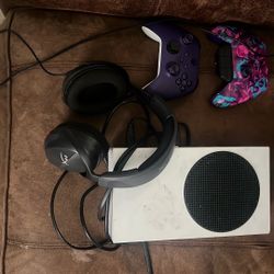 Xbox Xs With Two Xbox Controllers And Head Mic With Mic Adapter For Xbox Controller Works Perfectly Fine Like New