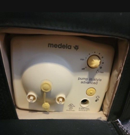 Medela Breast Pump With Accessories 