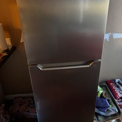 10 Cu. Ft. Insignia Refrigerator 