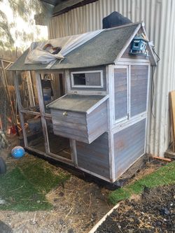 CASA PARA GALLINAS EN BUENAS CONDICIONES