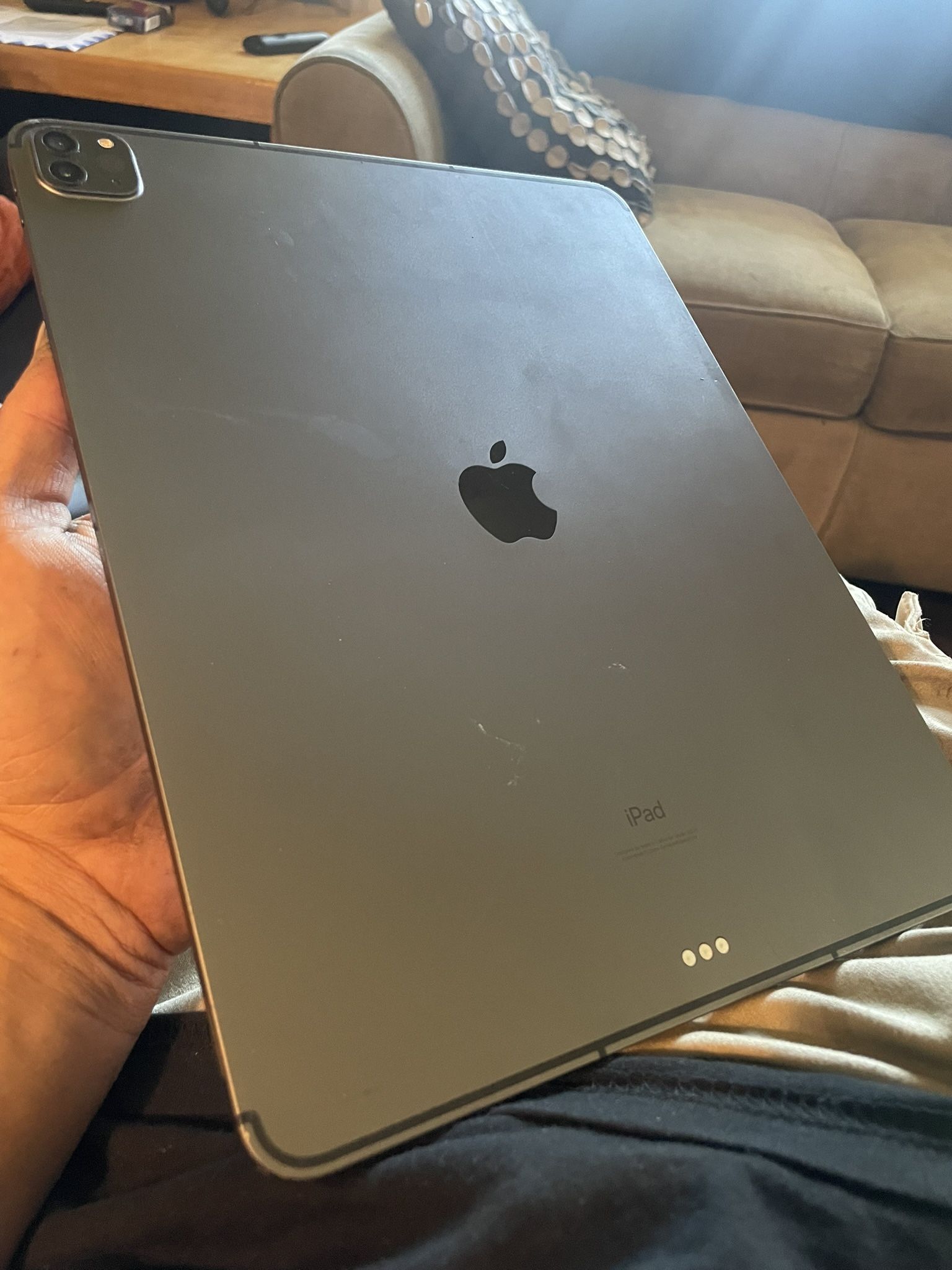 iPad Pro 12.9” 5th Gen 128 GB + Magic Keyboard Travel Case
